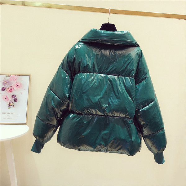 Moodne naiste talvejope lakiefektiga ja tikitud pealdisega