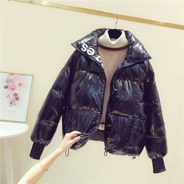 Moodne naiste talvejope lakiefektiga ja tikitud pealdisega