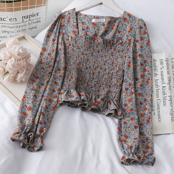 Női blúz virágos motívumokkal, szögletes nyakkivágással