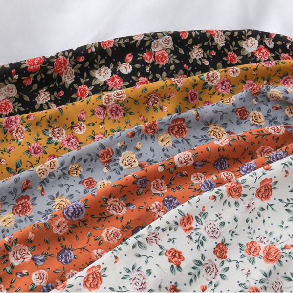 Női blúz virágos motívumokkal, szögletes nyakkivágással