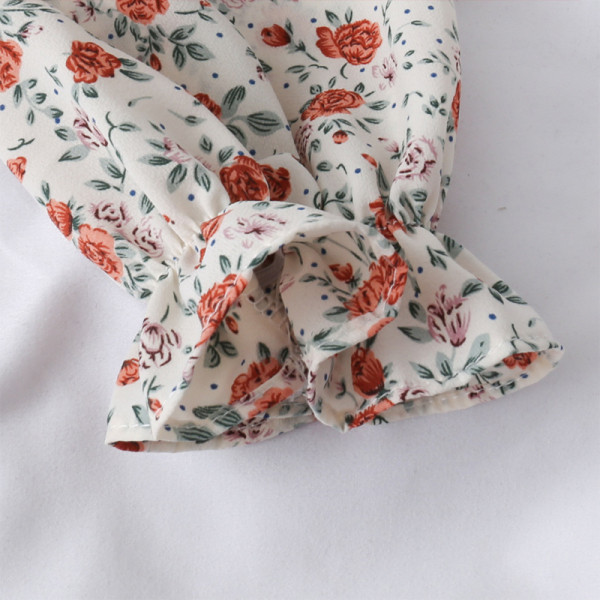 Női blúz virágos motívumokkal, szögletes nyakkivágással