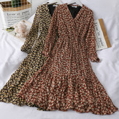 Hétköznapi női ruha hosszú ujjal, virágos motívumokkal és spitz nyakkivágással