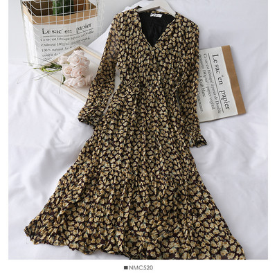 Hétköznapi női ruha hosszú ujjal, virágos motívumokkal és spitz nyakkivágással