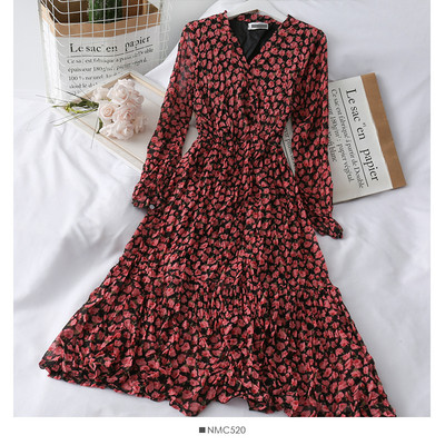 Hétköznapi női ruha hosszú ujjal, virágos motívumokkal és spitz nyakkivágással