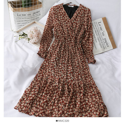 Hétköznapi női ruha hosszú ujjal, virágos motívumokkal és spitz nyakkivágással