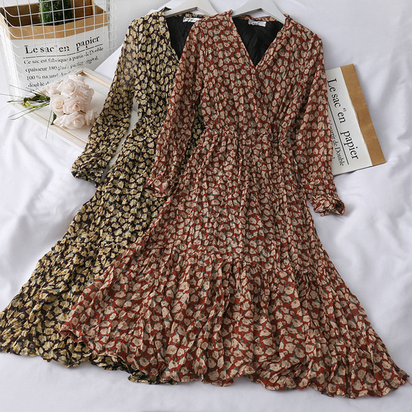 Hétköznapi női ruha hosszú ujjal, virágos motívumokkal és spitz nyakkivágással