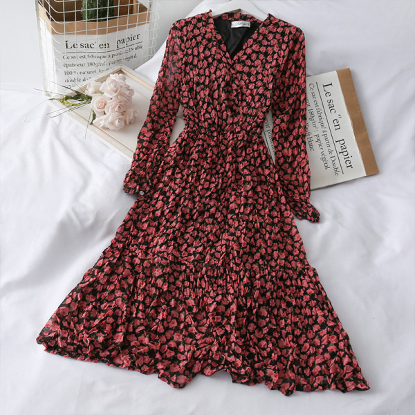 Hétköznapi női ruha hosszú ujjal, virágos motívumokkal és spitz nyakkivágással