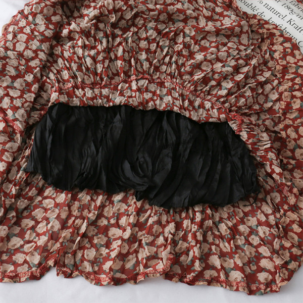 Hétköznapi női ruha hosszú ujjal, virágos motívumokkal és spitz nyakkivágással