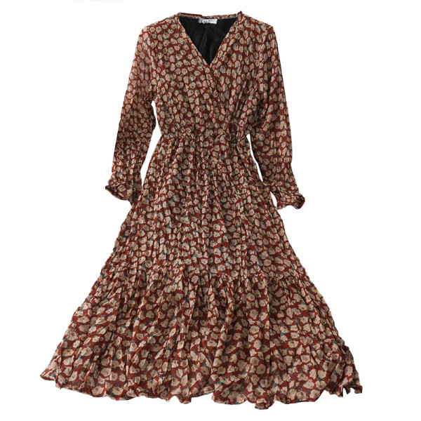 Hétköznapi női ruha hosszú ujjal, virágos motívumokkal és spitz nyakkivágással