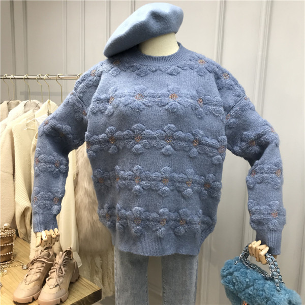 Modern női pulóver széles modell ovális nyakkivágással és virágmotívumokkal