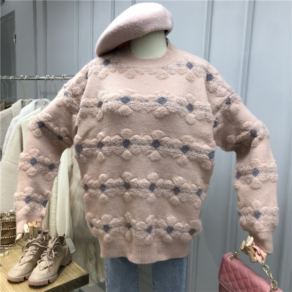 Modern női pulóver széles modell ovális nyakkivágással és virágmotívumokkal