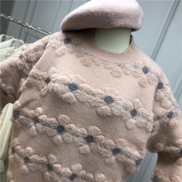 Modern női pulóver széles modell ovális nyakkivágással és virágmotívumokkal