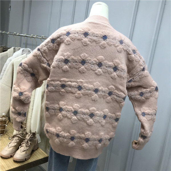 Modern női pulóver széles modell ovális nyakkivágással és virágmotívumokkal