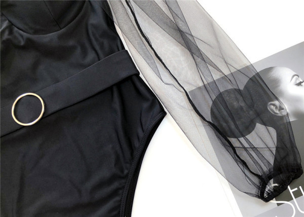 Μοντέρνο γυναικείο ολόσωμο μαγιό με ζώνη σε μαύρο χρώμα