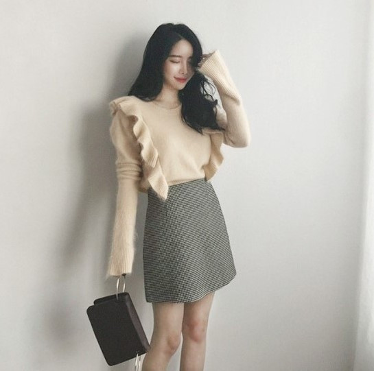 Puha női pulóver ovális nyakkivágással és hosszú ujjal