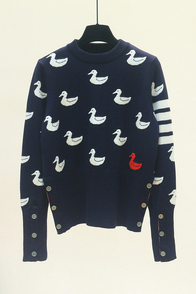 Μοντέρνο γυναικείο πουλόβερ με κουμπιά και πάπια τύπωμα