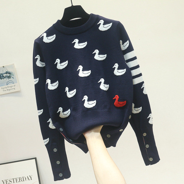 Μοντέρνο γυναικείο πουλόβερ με κουμπιά και πάπια τύπωμα