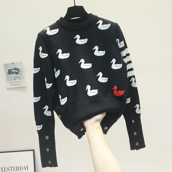 Μοντέρνο γυναικείο πουλόβερ με κουμπιά και πάπια τύπωμα