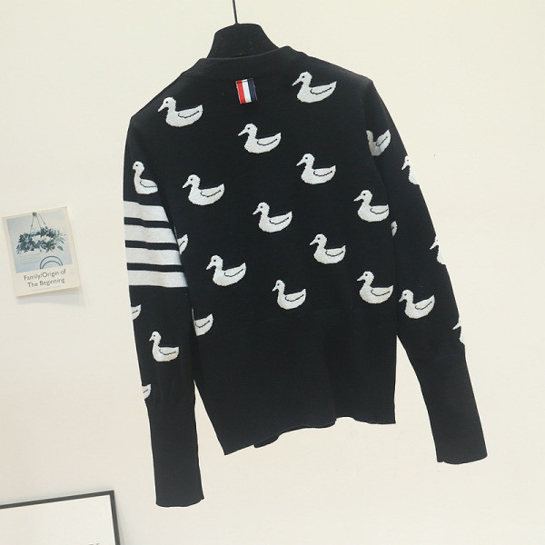 Μοντέρνο γυναικείο πουλόβερ με κουμπιά και πάπια τύπωμα