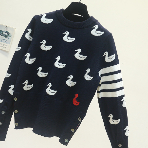 Μοντέρνο γυναικείο πουλόβερ με κουμπιά και πάπια τύπωμα