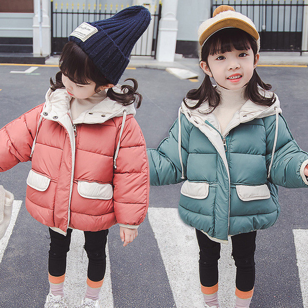 Gyerek téli kabát lányoknak zsebekkel és kapucnival