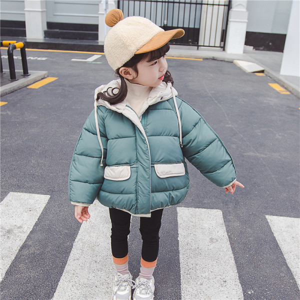 Gyerek téli kabát lányoknak zsebekkel és kapucnival