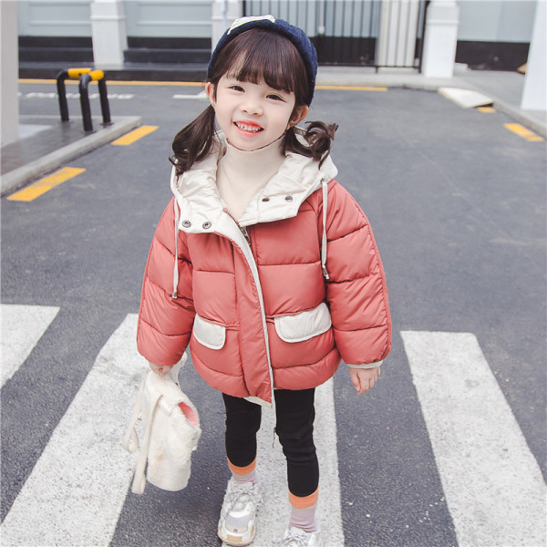 Gyerek téli kabát lányoknak zsebekkel és kapucnival