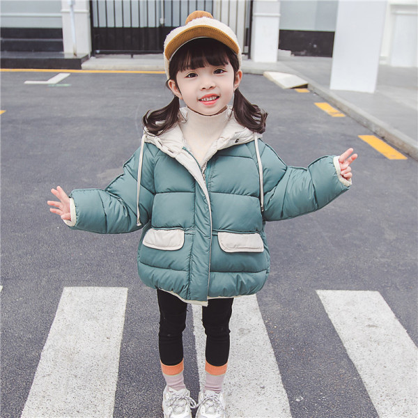 Gyerek téli kabát lányoknak zsebekkel és kapucnival