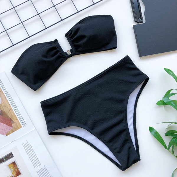 Moodne kaheosaline ujumistrikoo kõrge vöökohaga valgete ja mustade pükstega