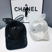 Moodne naiste müts visiiri ja litritega