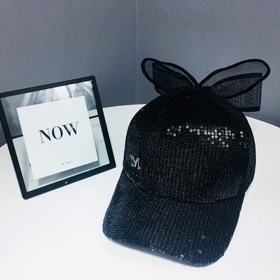 Moodne naiste müts visiiri ja litritega