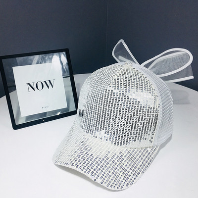 Moodne naiste müts visiiri ja litritega