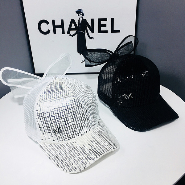 Moodne naiste müts visiiri ja litritega