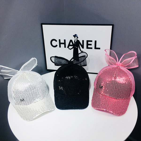 Moodne naiste müts visiiri ja litritega