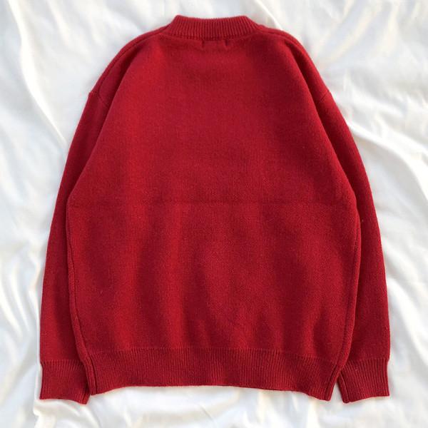 Piros női pulóver széles modell ovális nyakkivágással és hímzéssel