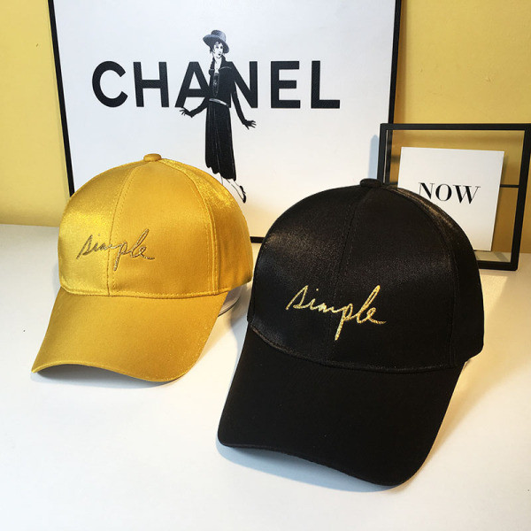 Női szatén sapka napellenzővel, hímzett `` SIMPLE`` felirattal