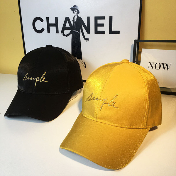 Női szatén sapka napellenzővel, hímzett `` SIMPLE`` felirattal