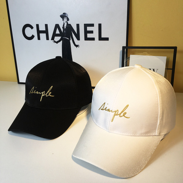 Női szatén sapka napellenzővel, hímzett `` SIMPLE`` felirattal