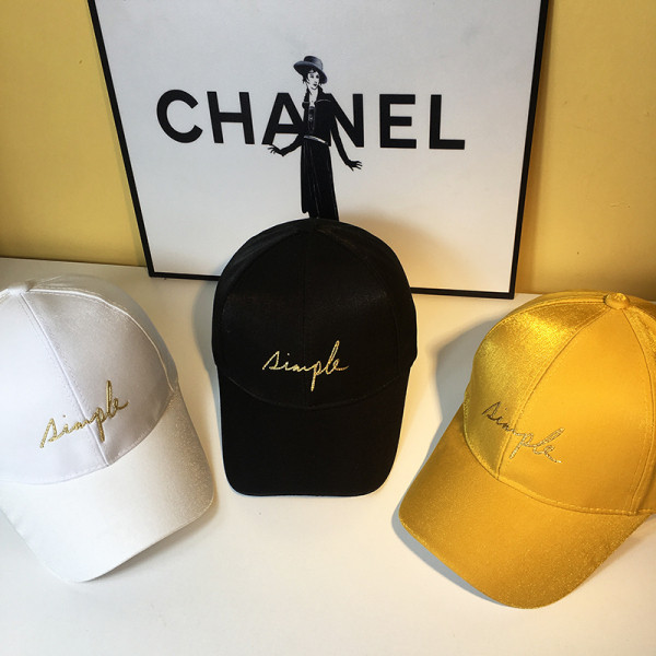 Női szatén sapka napellenzővel, hímzett `` SIMPLE`` felirattal