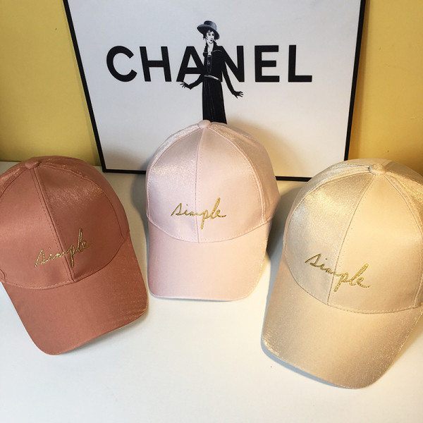 Női szatén sapka napellenzővel, hímzett `` SIMPLE`` felirattal