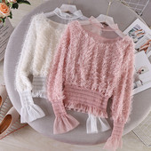 Stílusos női blúz alacsony gallérral és bojttal