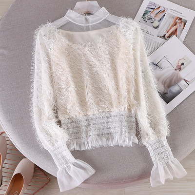 Stílusos női blúz alacsony gallérral és bojttal