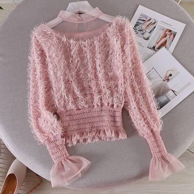 Stílusos női blúz alacsony gallérral és bojttal