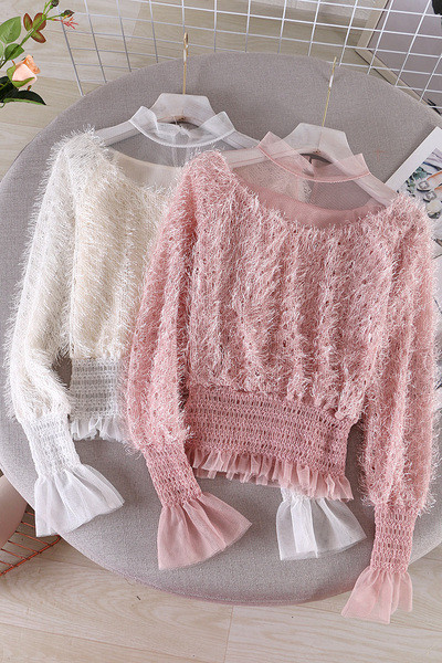 Stílusos női blúz alacsony gallérral és bojttal