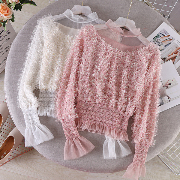 Stílusos női blúz alacsony gallérral és bojttal