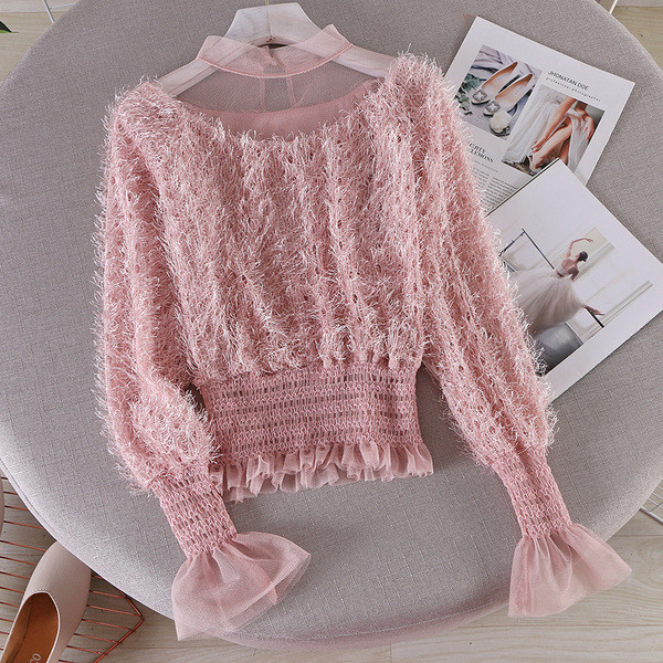 Stílusos női blúz alacsony gallérral és bojttal