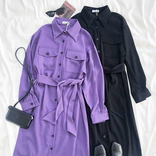 Стилна дамска рокля със средна дължина, копчета и колан на талията