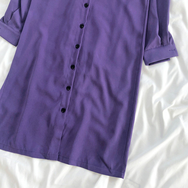 Стилна дамска рокля със средна дължина, копчета и колан на талията