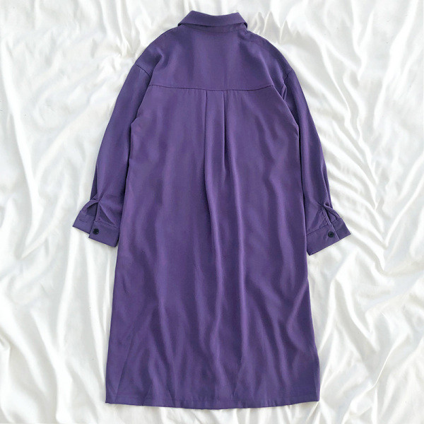 Стилна дамска рокля със средна дължина, копчета и колан на талията