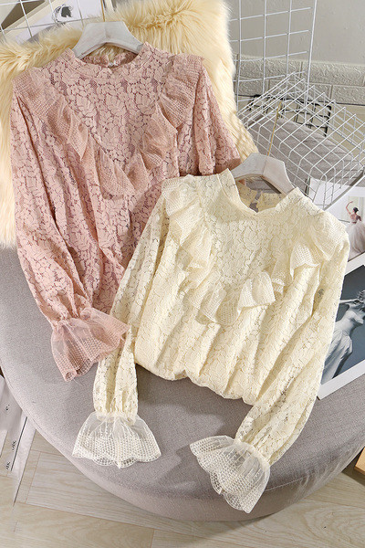 Női csipke ing lótusz ujjal és alacsony gallérral